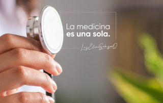 Mano femenina sosteniendo un estetoscopio, con la frase “La medicina es una sola” de la Dra. Luz Elena Salazar, médica funcional en Medellín y Rionegro.