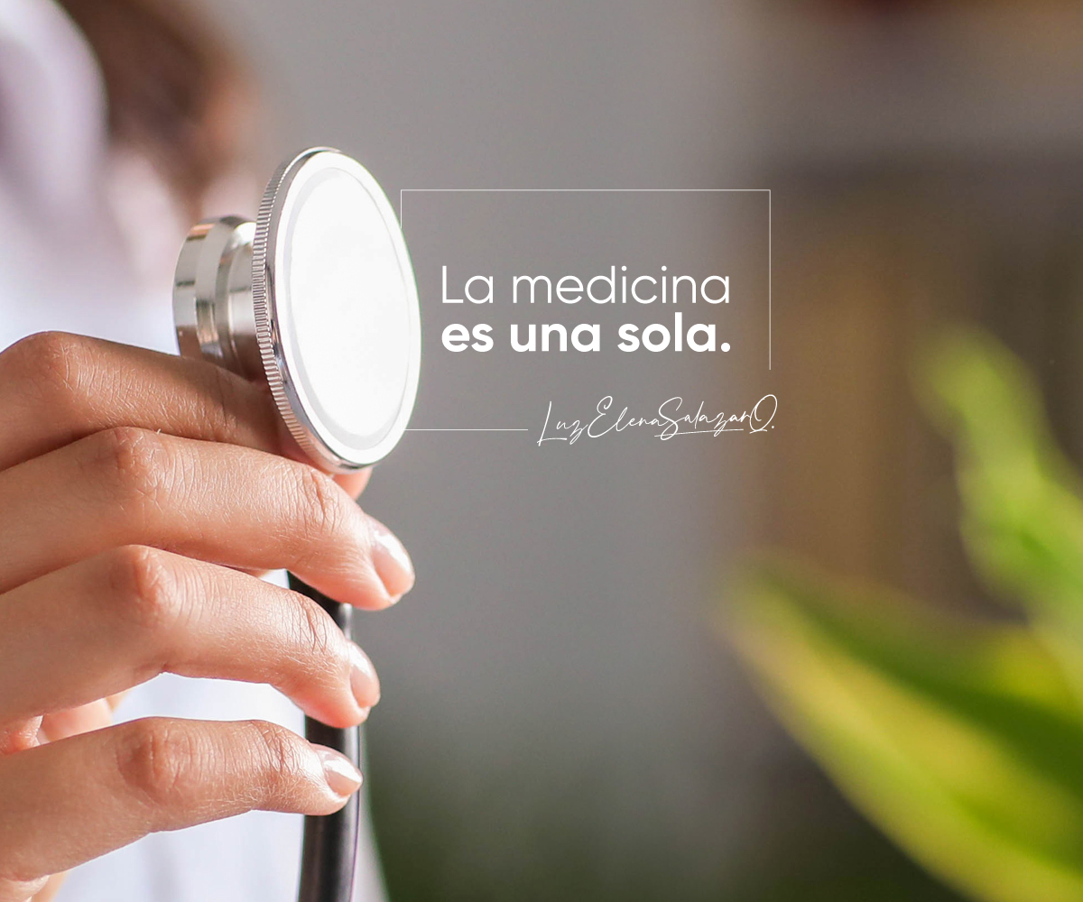 Mano femenina sosteniendo un estetoscopio, con la frase “La medicina es una sola” de la Dra. Luz Elena Salazar, médica funcional en Medellín y Rionegro.
